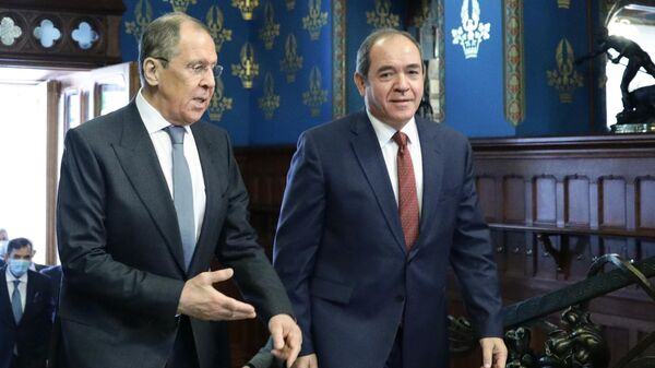 Министр иностранных дел РФ Сергей Лавров и министр иностранных дел Алжира Сабри Букадум во время встречи в Москве