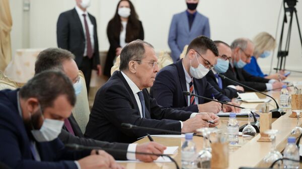 Министр иностранных дел РФ Сергей Лавров во время встречи в Москве с министром иностранных дел Алжира Сабри Букадумом