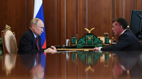 Президент РФ Владимир Путин и председатель правления Пенсионного фонда РФ Максим Топилин во время встречи в Кремле