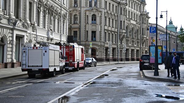 Автомобили экстренных служб недалеко от места обнаружения подозрительного предмета в центре Москвы. 22 июля 2020