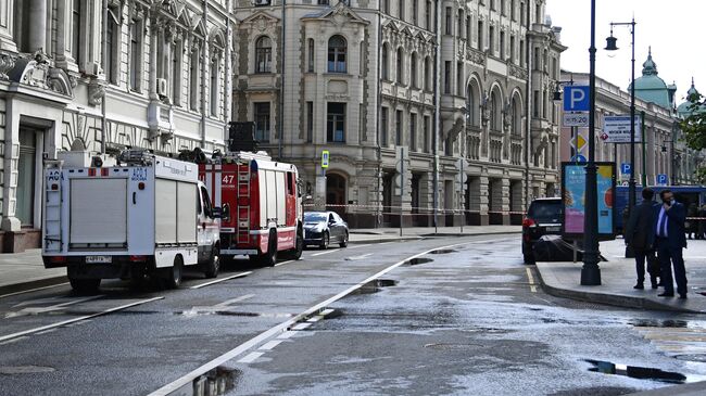 Автомобили экстренных служб недалеко от места обнаружения подозрительного предмета в центре Москвы. 22 июля 2020