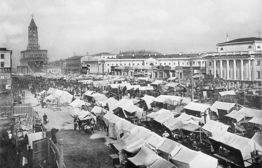 Москва. Воскресная торговля на Сухаревской площади. 1890 год