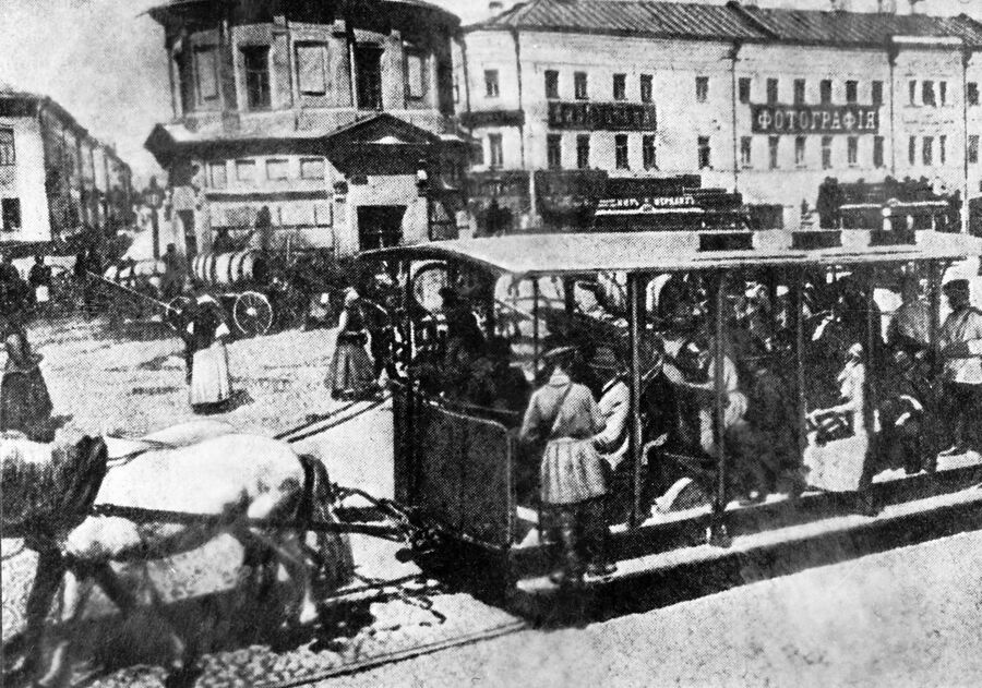 Жители города Москвы едут в конке по Серпуховской площади. Конец XIX века