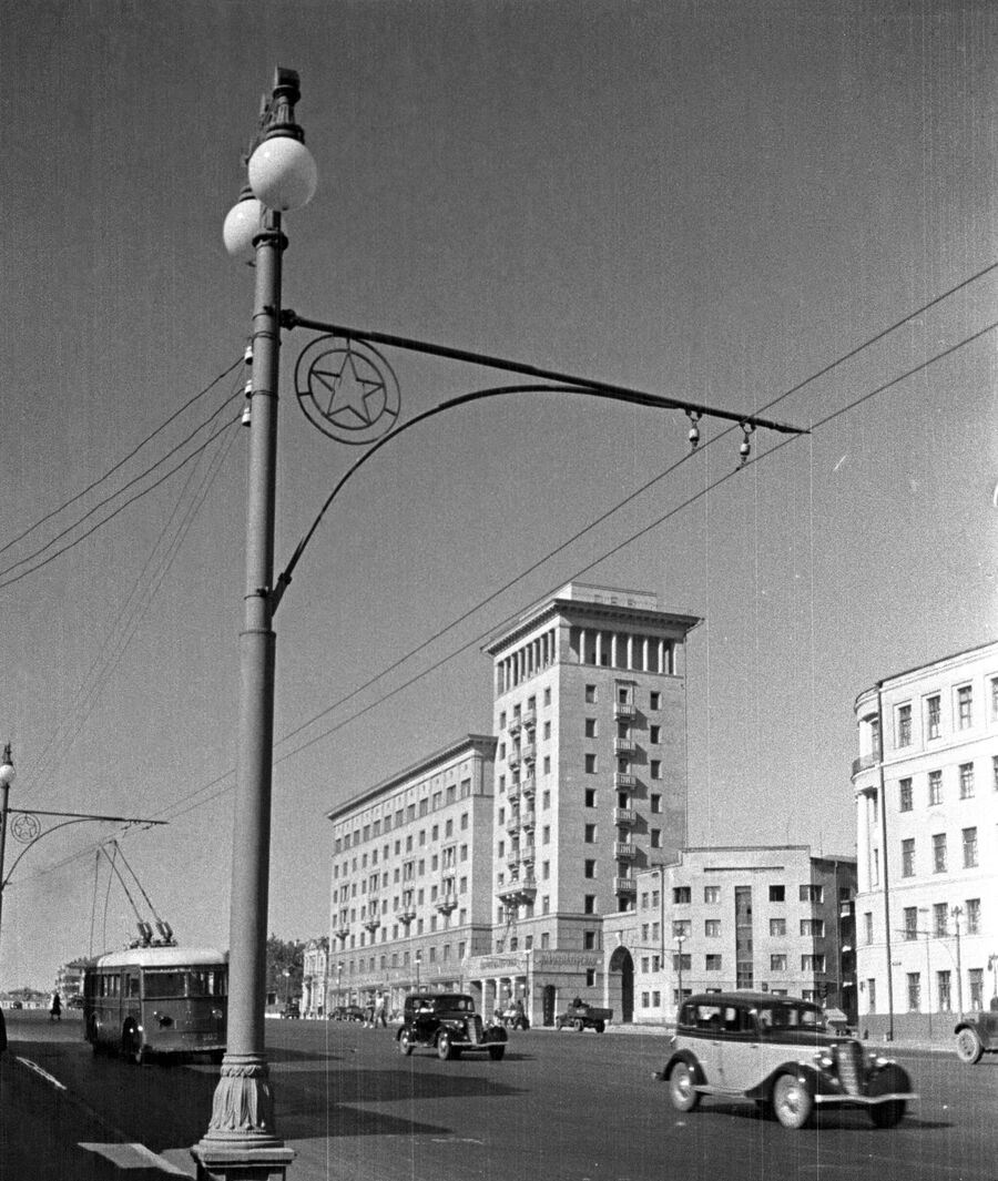 Движение автотранспорта на Садовом кольце. Москва, 1938 год