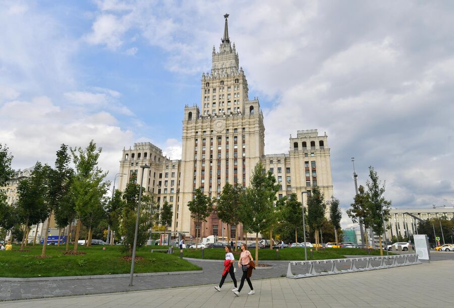 Высотное здание на площади Красных Ворот в Москве.