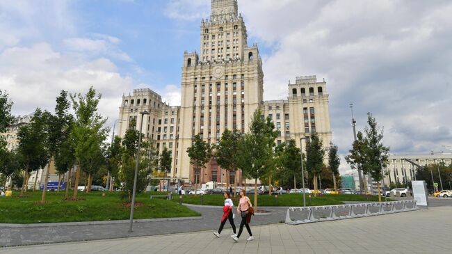 Высотное здание на площади Красных Ворот в Москве.