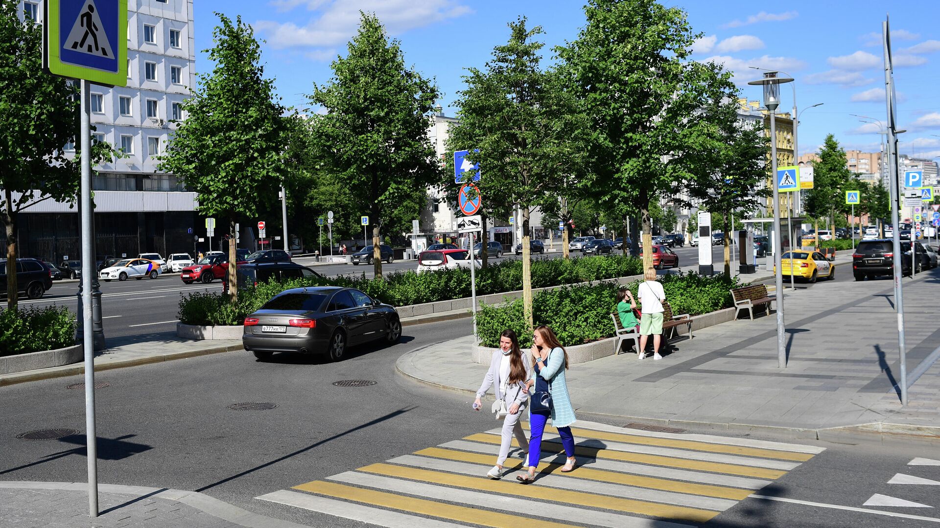 Новая пешеходная в москве. Пешеходная зона в центре Москвы. Пешеходная зона на Горького. Пешеходное пространство Екатеринбург. Пешехадки к центру.