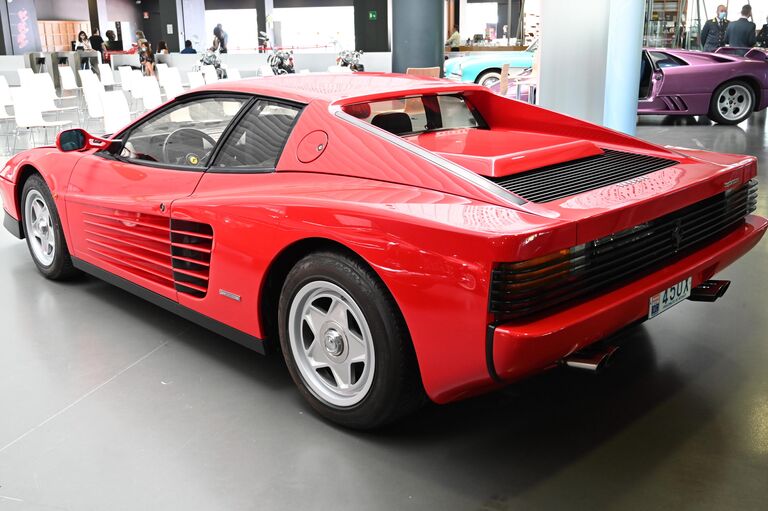 Автомобиль Ferrari Testarossa в Автомобильном музее Турина