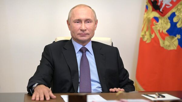 Президент РФ Владимир Путин принимает участие в режиме видеоконференции в церемонии запуска в эксплуатацию на Московском нефтеперерабатывающем заводе