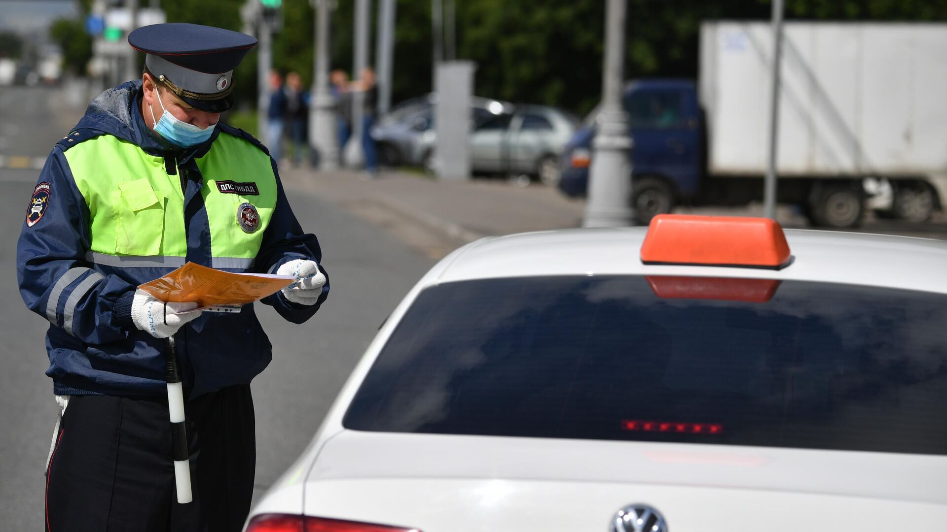 Сотрудник ГИБДД во время рейда в Москве по проверке автомобилей такси на соответствие правилам безопасности перевозок - РИА Новости, 1920, 12.10.2021