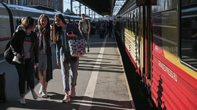 Пассажиры у поезда Гранд-Экспресс на Московском вокзале в Санкт-Петербурге