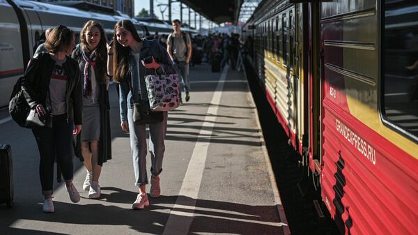 Пассажиры у поезда Гранд-Экспресс на Московском вокзале в Санкт-Петербурге