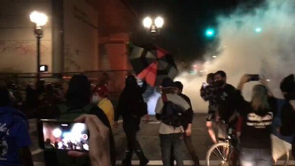 Слезоточивый газ и гранаты: еще одна ночь протестов в американском Портленде