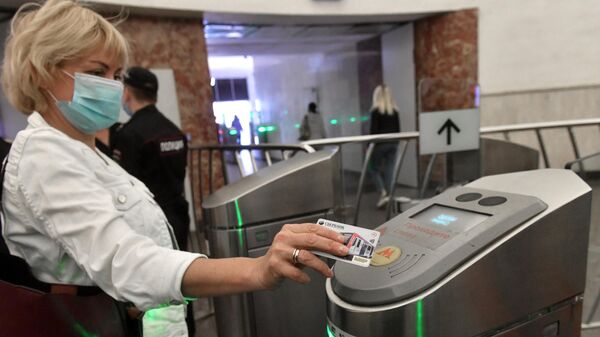 Пассажирка московского метрополитена производит бесконтактную оплату проезда