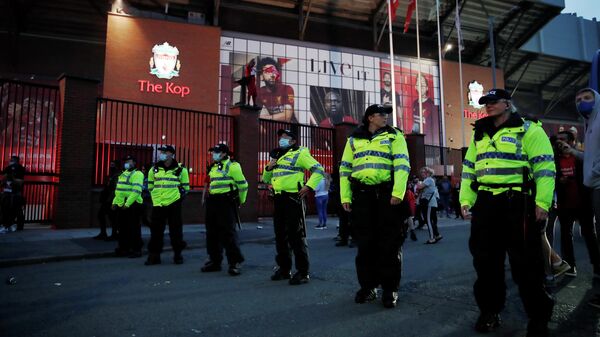 Полицейский патруль у стадиона Энфилд в Ливерпуле