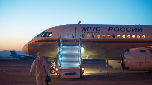 Самолет МЧС России со второй группой российских медиков в аэропорту Бишкека