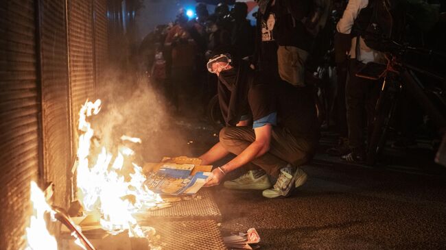 Протестующие против расового неравенства и полицейского насилия в Портленде