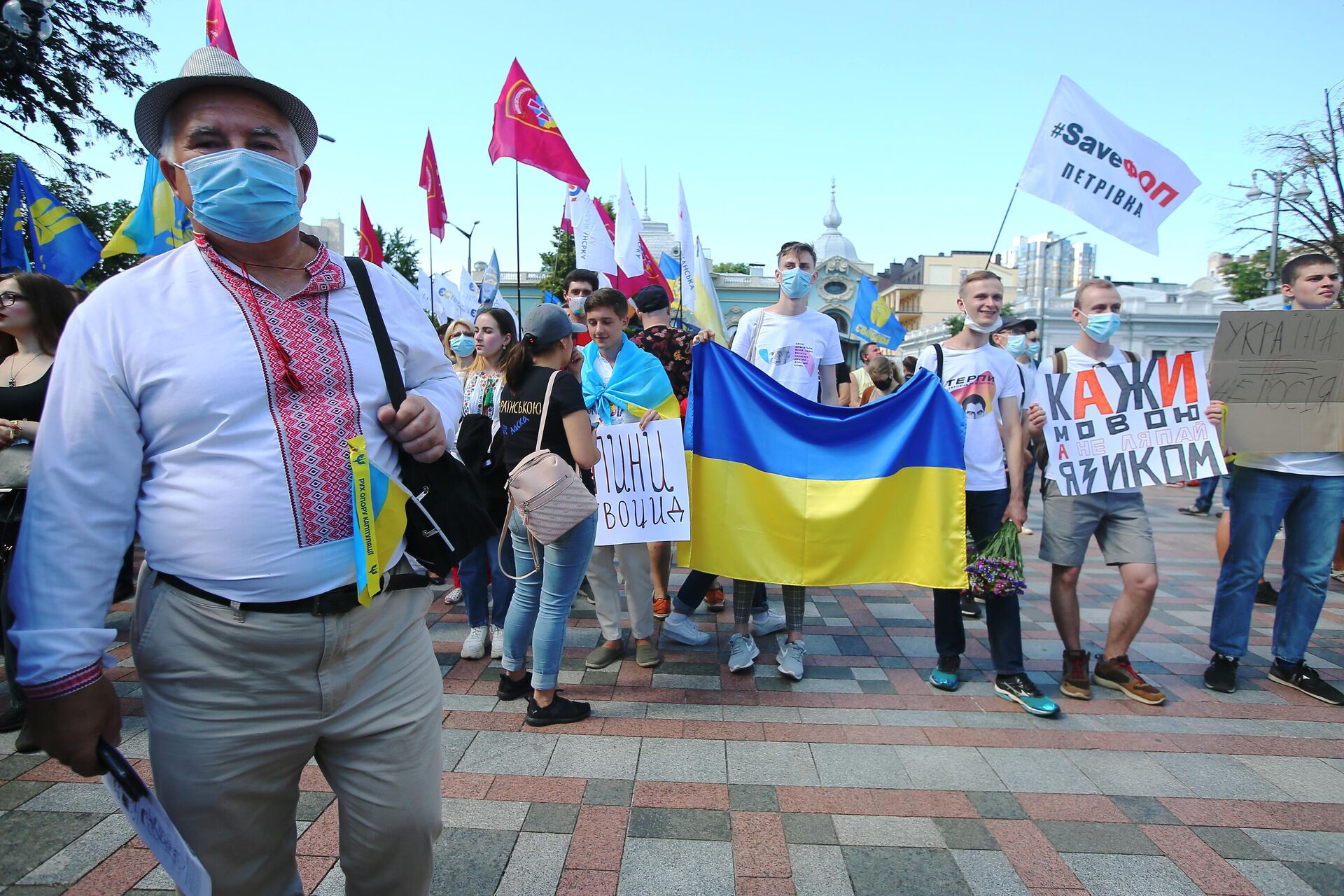 Участники акции протеста против законопроекта Бужанского о продлении преподавания на русском языке в школах Украины - РИА Новости, 1920, 11.07.2025