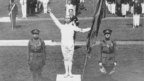 Бельгийский спортсмен Виктор Буан дает Олимпийскую клятву перед началом Олимпийских игр 1920 года в Антверпене