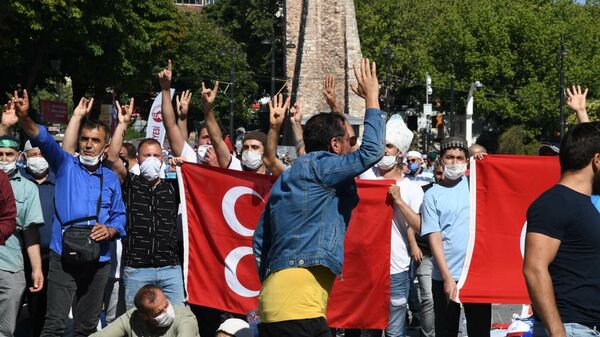 Верующие перед намазом на площади Султанахмет у собора Святой Софии в Стамбуле
