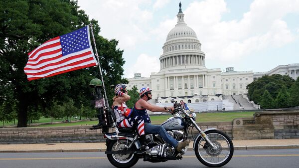 Мотоциклисты с проезжают мимо здания Капитолия в США 