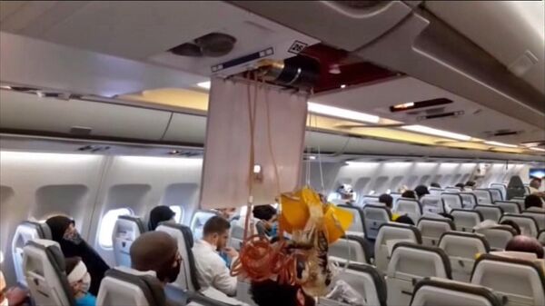 Кадр видео, снятого в салоне иранского пассажирского самолета после перехвата американским истребителем F-15
