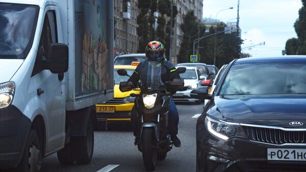 Мотоциклист на улице в Москве