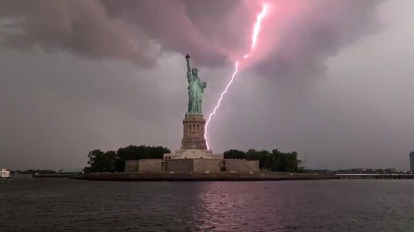 Удар молнии возле статуи Свободы в Нью-Йорке