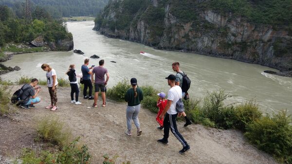 Туристы на берегу реки Катунь в Республике Алтай