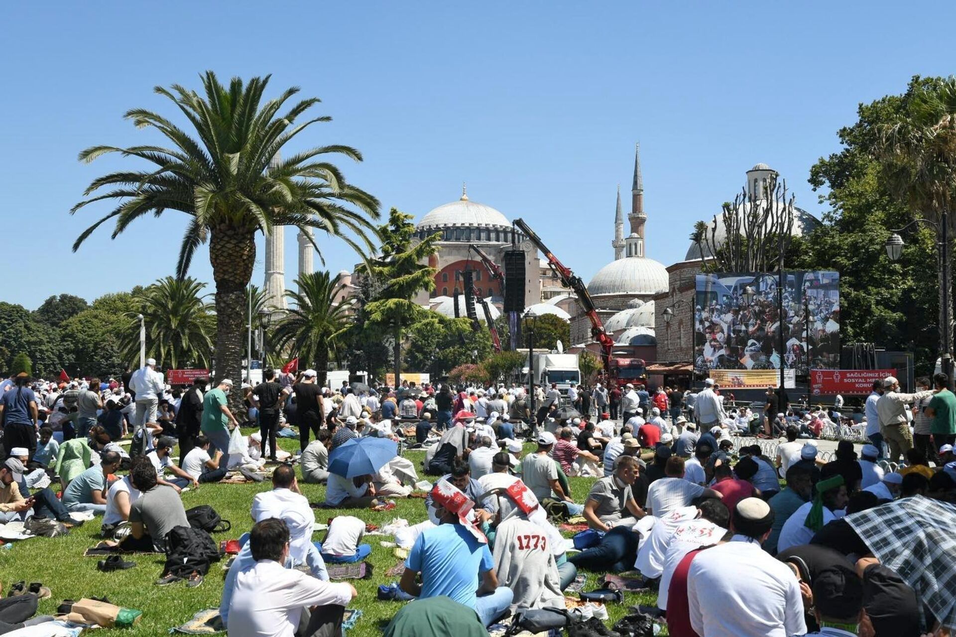 Верующие на площади Султанахмет у собора Святой Софии в Стамбуле - РИА Новости, 1920, 09.07.2021