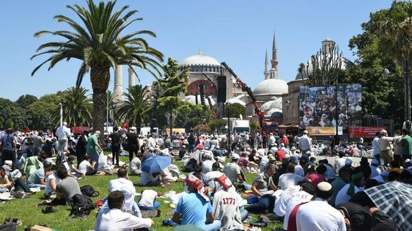 Верующие на площади Султанахмет у собора Святой Софии в Стамбуле