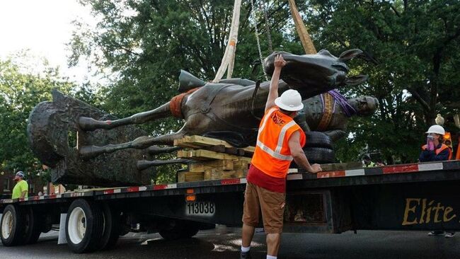 Демонтаж статуи генерала конфедератов Томаса Джексона с постамента в городе Ричмонд в США