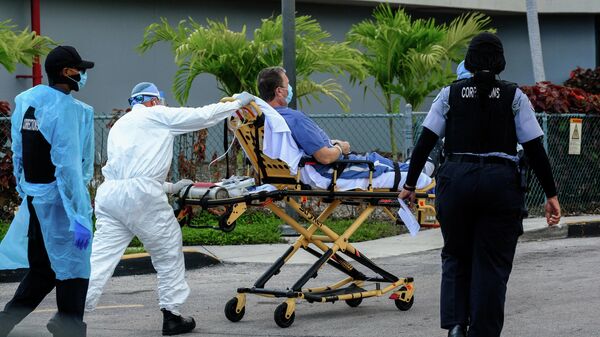 Медики доставляют пациента в госпиталь для коронавирусных больных в Майами, Флорида