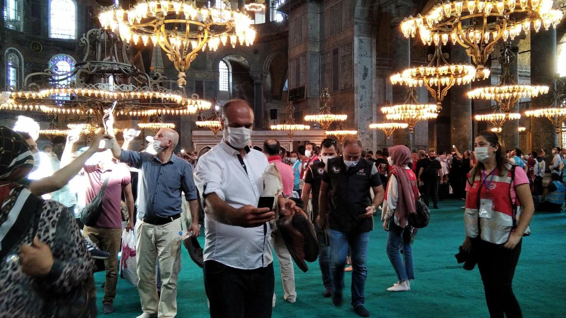 Верующие в мечети Айя-София (собор Святой Софии) в Стамбуле - РИА Новости, 1920, 07.09.2020
