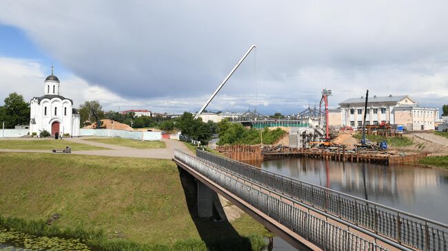 Строящийся пешеходный мост через реку Тьмака в Твери