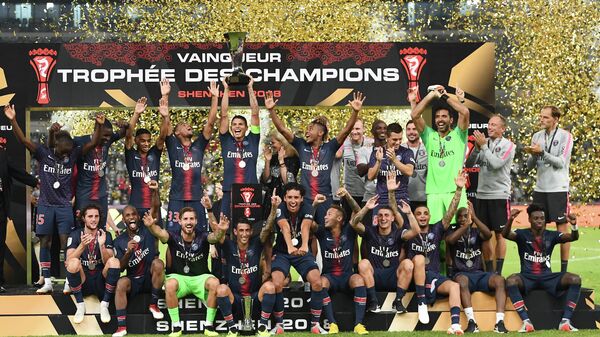 Футболисты ПСЖ празднуют победу в матче Суперкубка Франции