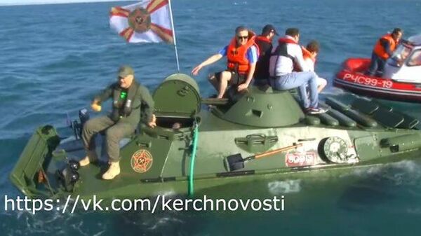Эвакуация с затонувшего в Керченском проливе бронетранспортера