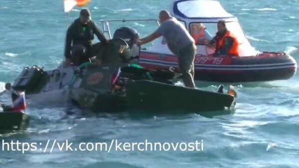 Бронетранспортер уходит под воду в Керченском проливе
