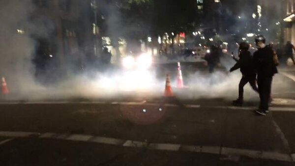 Протестующие в Портленде защищаются дорожными конусами от силовиков