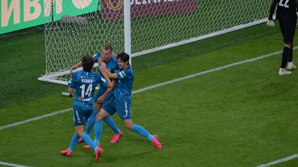 Игроки Зенита радуются забитому голу в финальном матче Кубка России