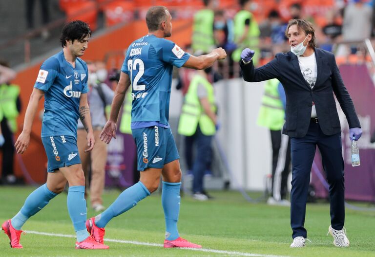 Игроки Зенита Сердар Азмун и Артём Дзюба и главный тренер Химок Сергей Юран