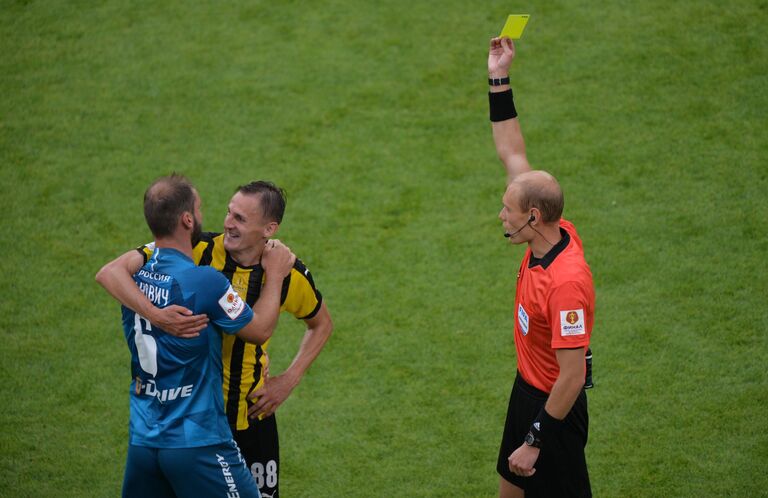 Главный судья Владимир Москалёв показывает желтую карточку игроку Химок Владимиру Дядюну