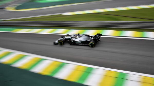 Болид Формулы-1 на этапе Гран-при в Бразилии