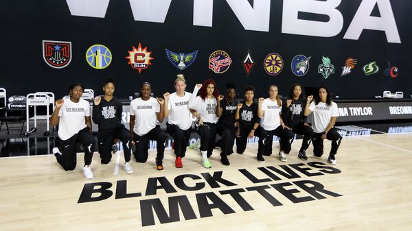 Баскетболистки стоят на одном колене в поддержку акции Black lives matter
