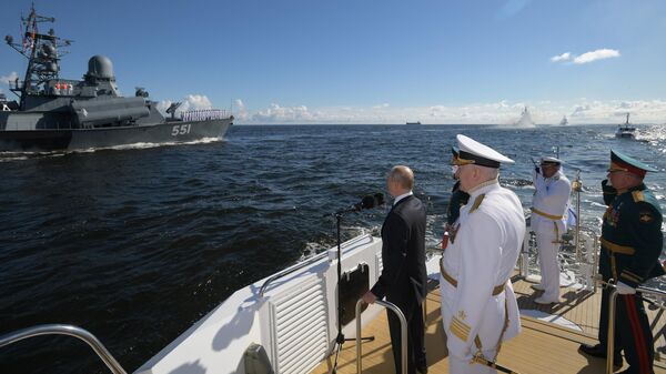 Президент, верховный главнокомандующий Владимир Путин приветствует участников Главного военно-морского парада  в Санкт-Петербурге