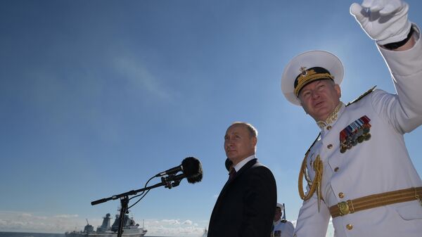 Президент РФ, верховный главнокомандующий Владимир Путин приветствует участников Главного военно-морского парада по случаю Дня Военно-морского флота РФ в Санкт-Петербурге