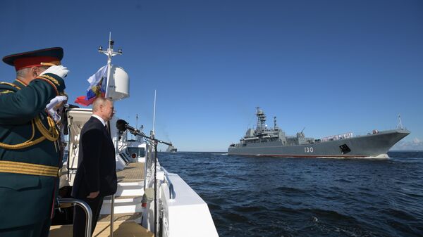 Президент РФ, верховный главнокомандующий Владимир Путин приветствует участников Главного военно-морского парада по случаю Дня Военно-морского флота РФ в Санкт-Петербурге