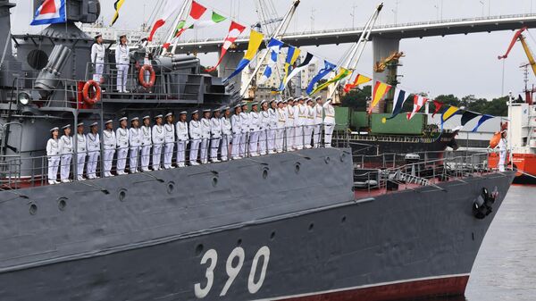 Экипаж на палубе одного из кораблей Тихоокеанского флота на параде в честь Дня Военно-морского флота в бухте Золотой Рог во Владивосток