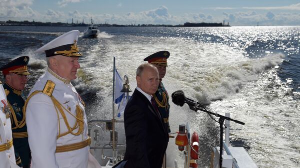  Президент РФ, верховный главнокомандующий Владимир Путин приветствует участников Главного военно-морского парада по случаю Дня Военно-морского флота РФ на Кронштадтском рейде в Финском заливе