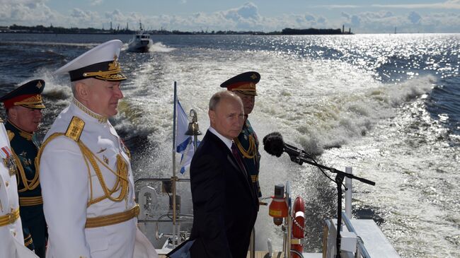 Президент РФ, верховный главнокомандующий Владимир Путин приветствует участников Главного военно-морского парада по случаю Дня Военно-морского флота РФ на Кронштадтском рейде в Финском заливе